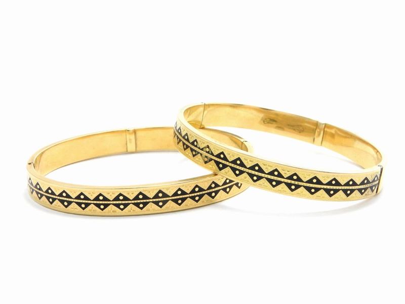 Due Bracciali Rigidi in Oro Giallo con Smalti Neri