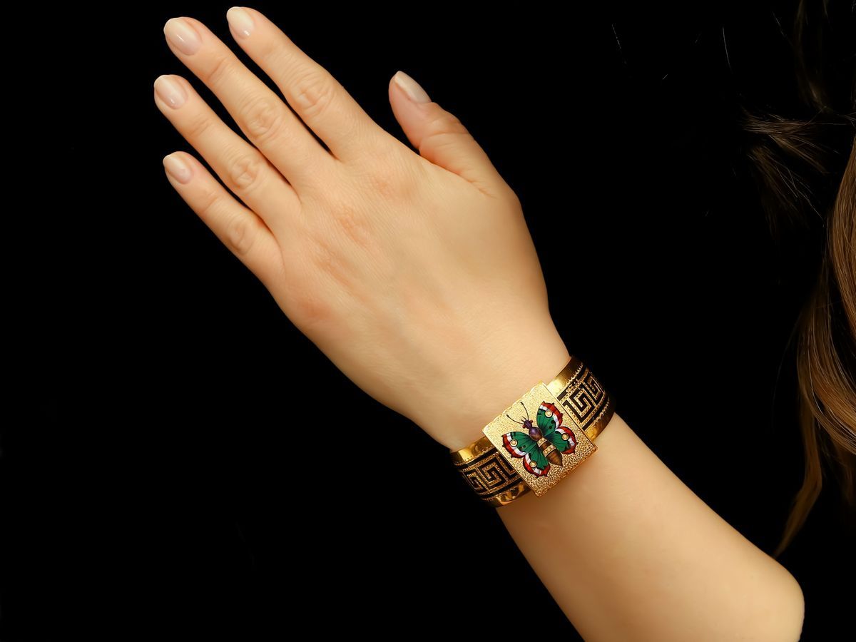 Bracciale Rigido Portaritratto in Oro Giallo con Microperle e Smalti Policromi