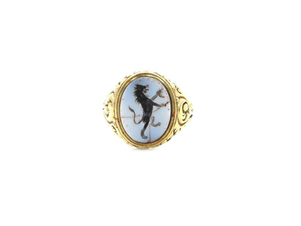 Yellow gold chevalier ring with onyx intaglio