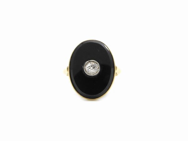 Yellow gold ring with diamond and onyx