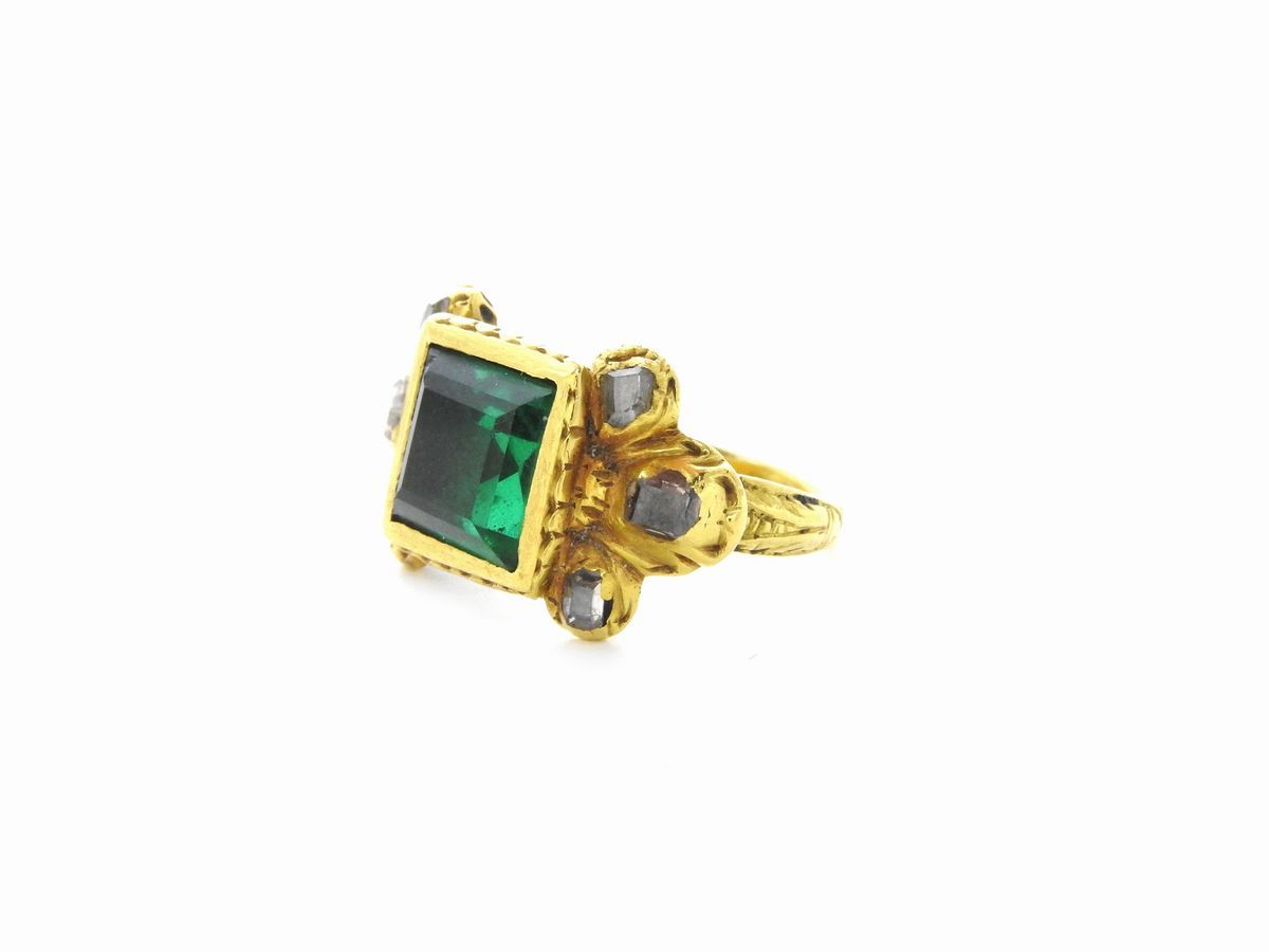Anello in Oro Giallo con Diamanti, Pasta Vitrea Verde Folibacked e Smalti Neri