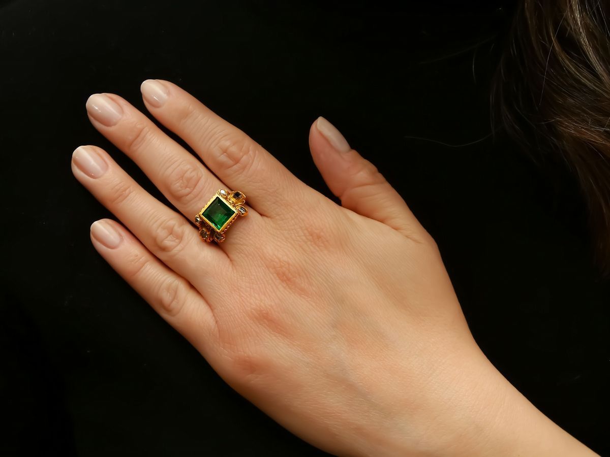 Anello in Oro Giallo con Diamanti, Pasta Vitrea Verde Folibacked e Smalti Neri