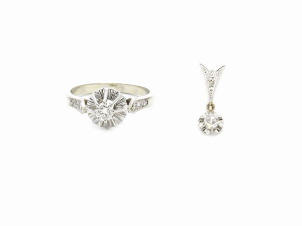 Un anello e un pendente in oro bianco e platino con diamanti