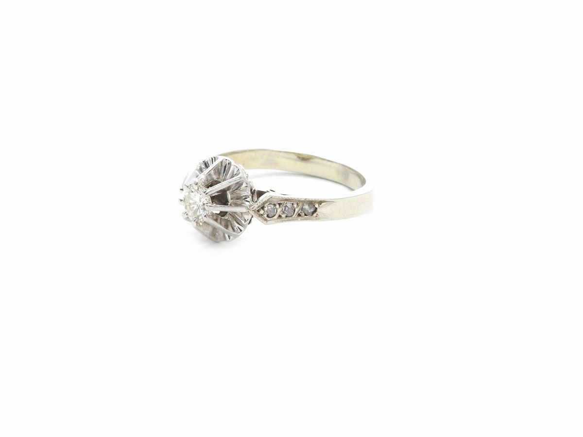 Un Anello e un Pendente in Oro Bianco e Platino con Diamanti
