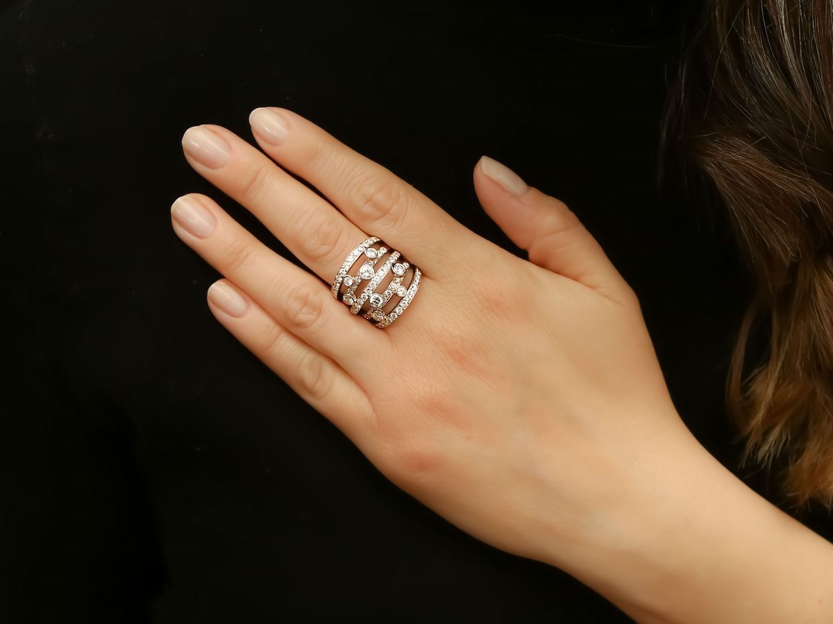 Anello a Fascia in Oro Bianco con Diamanti
