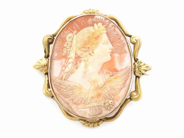 Low alloy yellow gold brooch with shell cameo