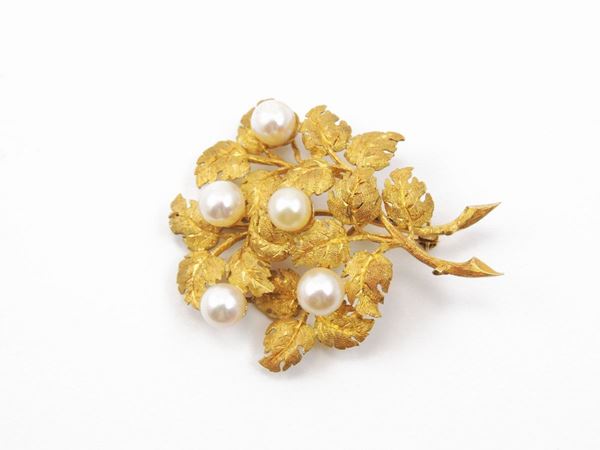 Spilla in oro giallo con perle coltivate  (Firenze, anni sessanta)  - Auction Antique jewelry and watches - Maison Bibelot - Casa d'Aste Firenze - Milano