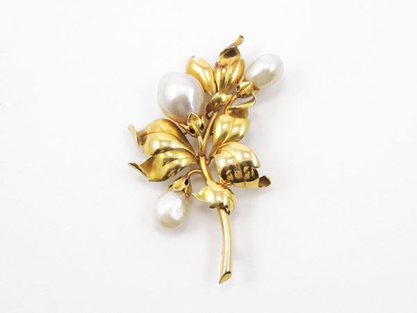 Yellow gold brooch with baroque cultured pearls