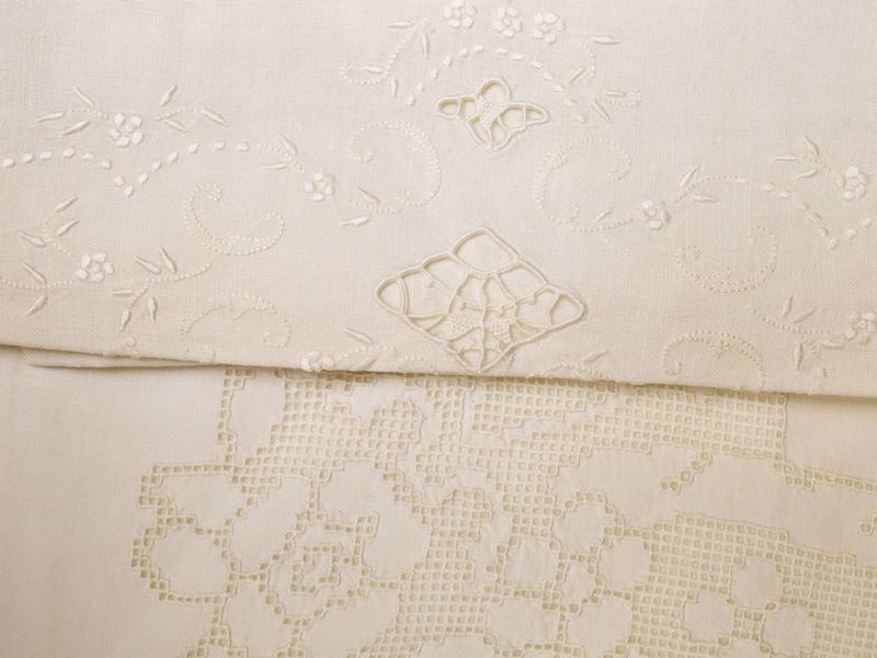 Due Set di Lenzuola Matrimoniali in Lino Bianco