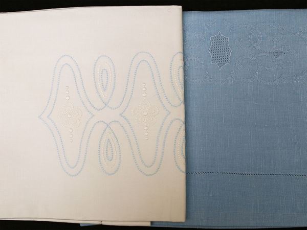 Due set di lenzuola matrimoniali in lino bianco e azzurro
