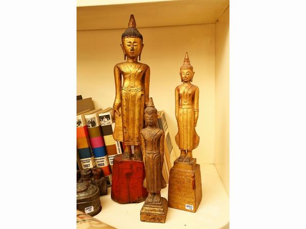 Tre divinità orientali in legno intagliato e dorato