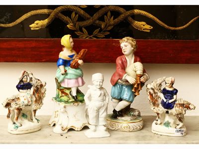 Cinque Piccoli Gruppi Figurativi in Porcellana e Terraglia