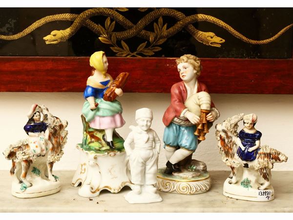 Cinque piccoli gruppi figurativi in porcellana e terraglia