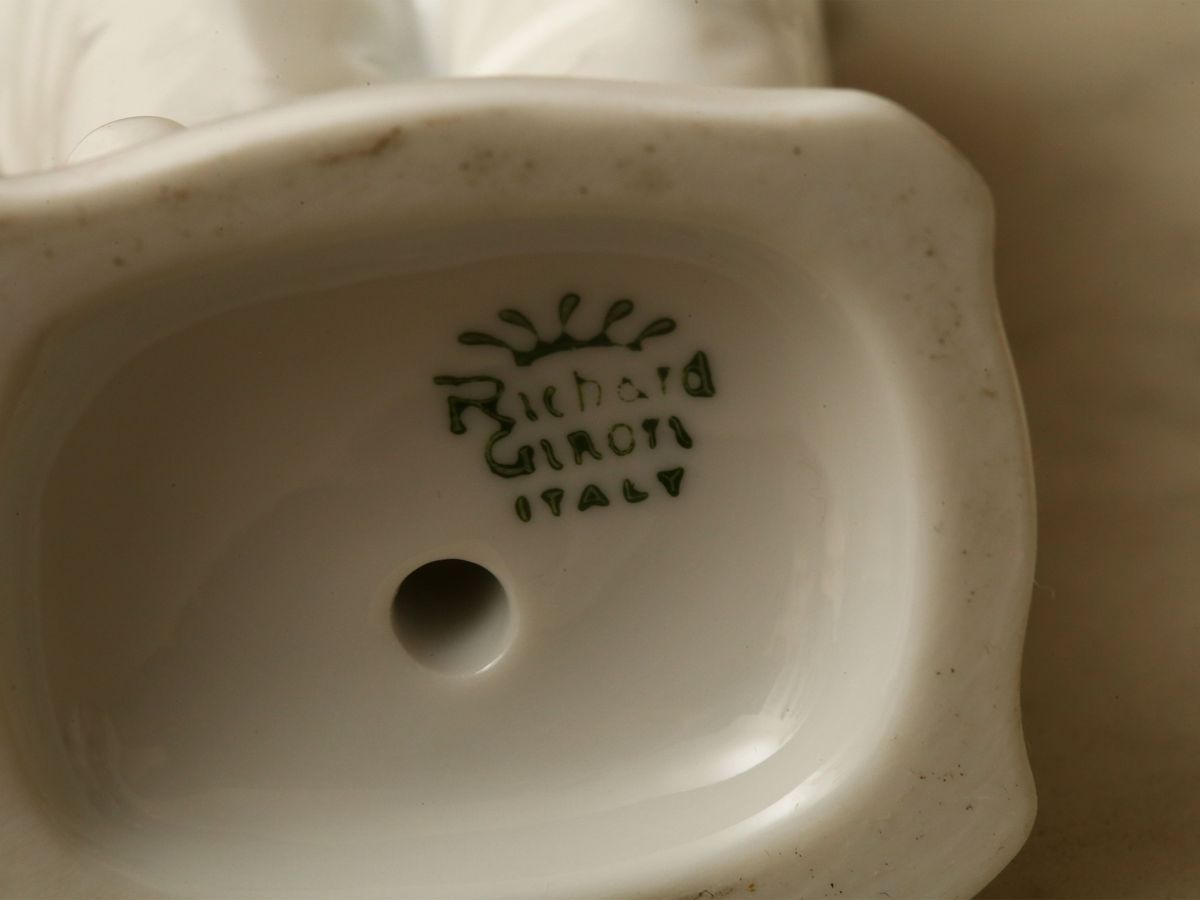 Cinque Piccoli Gruppi Figurativi in Porcellana e Terraglia