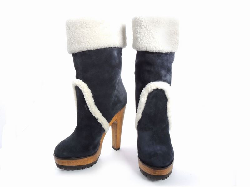 Paio di Stivaletti in Camoscio Nero e Sherling Bianco, Dolce & Gabbana