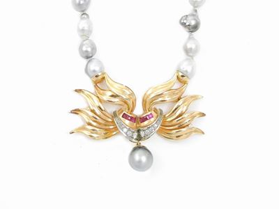 Collana in Oro Rosa e Bianco con Diamanti, Rubini e Perle Coltivate Barocche