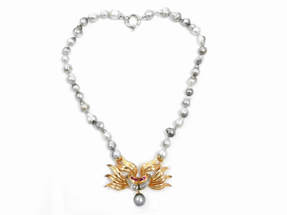 Collana in Oro Rosa e Bianco con Diamanti, Rubini e Perle Coltivate Barocche