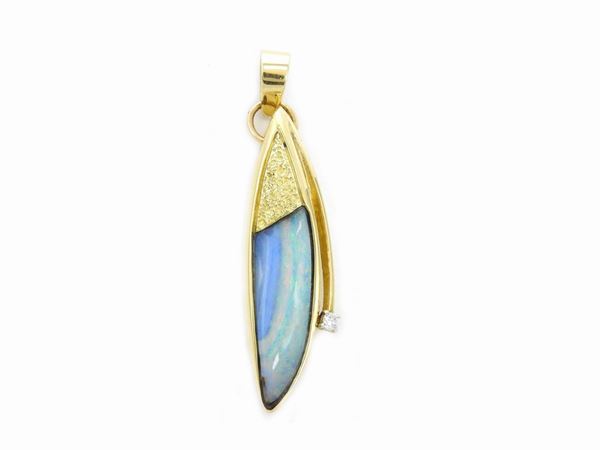 Yellow gold pendant with diamond and noble opal