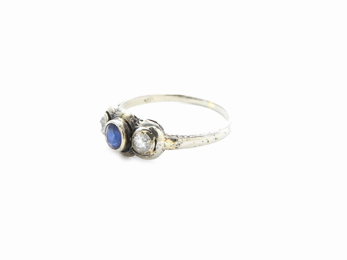 Anello in Oro Bianco con Diamanti e Zaffiro