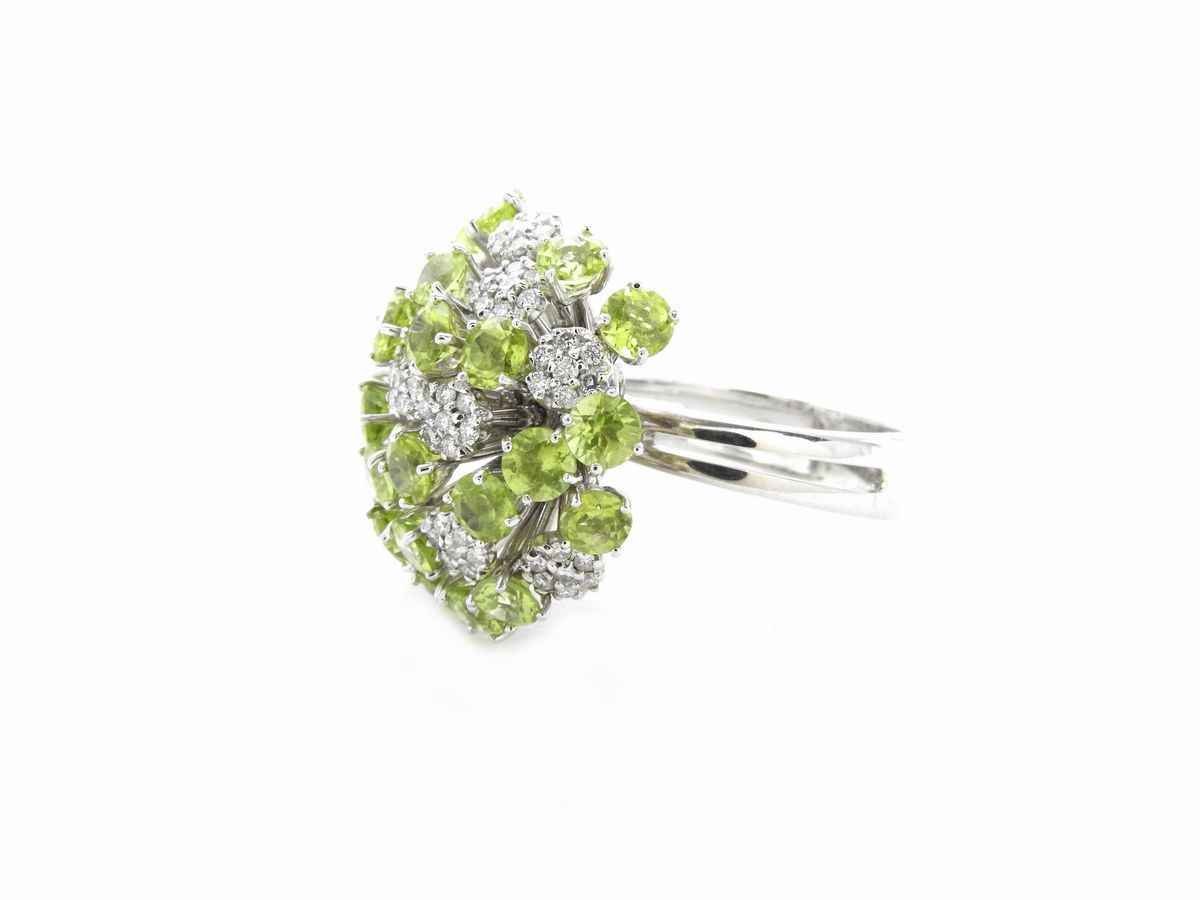 Anello in Oro Bianco con Diamanti e Peridoti