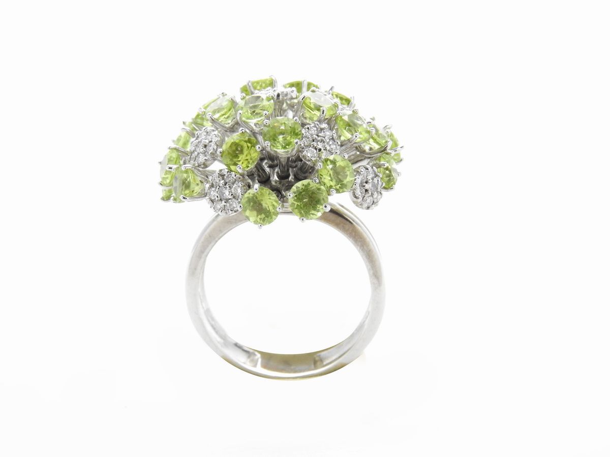 Anello in Oro Bianco con Diamanti e Peridoti