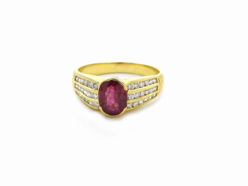 Anello in Oro Giallo con Diamanti e Rubino