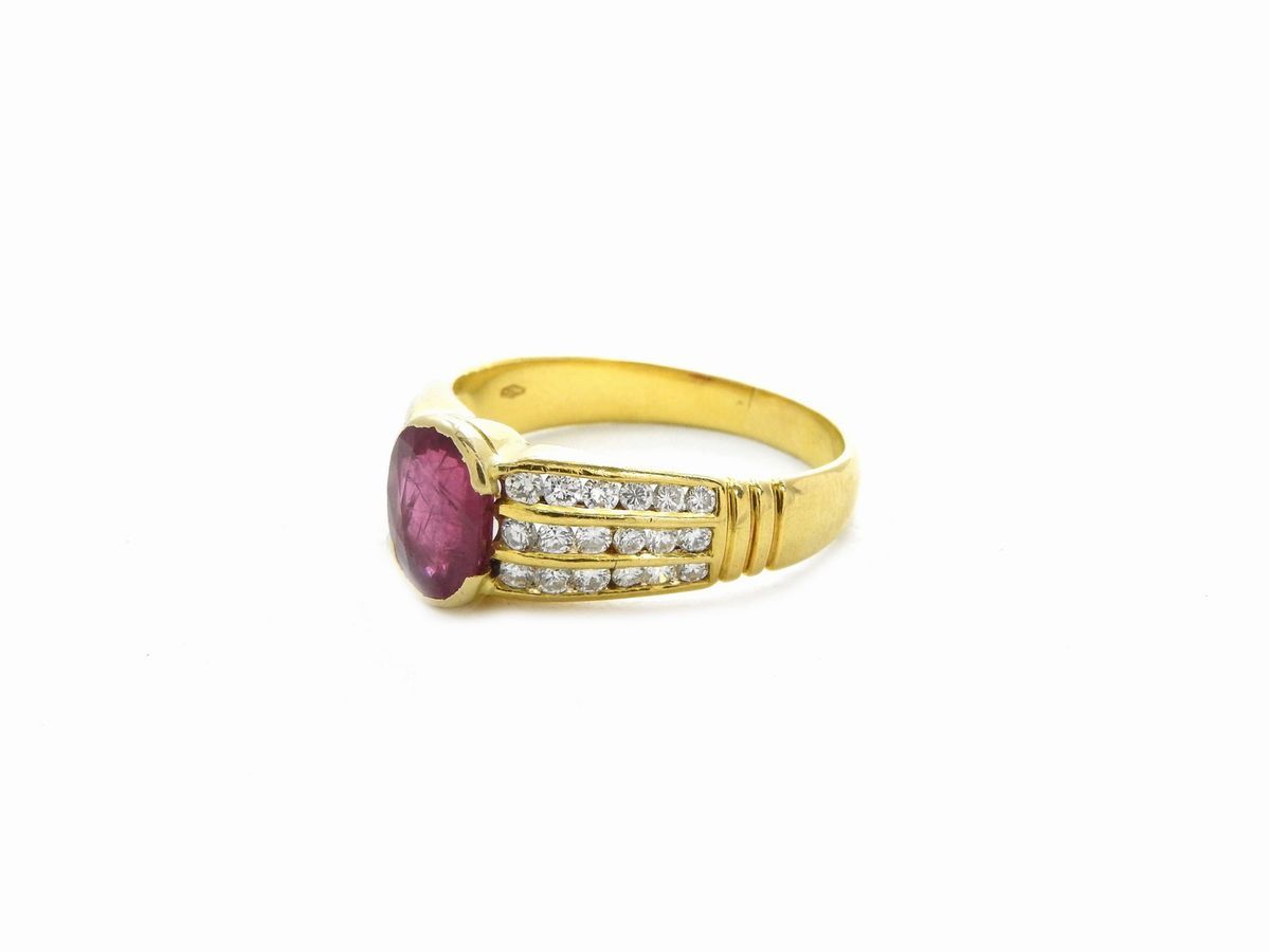 Anello in Oro Giallo con Diamanti e Rubino