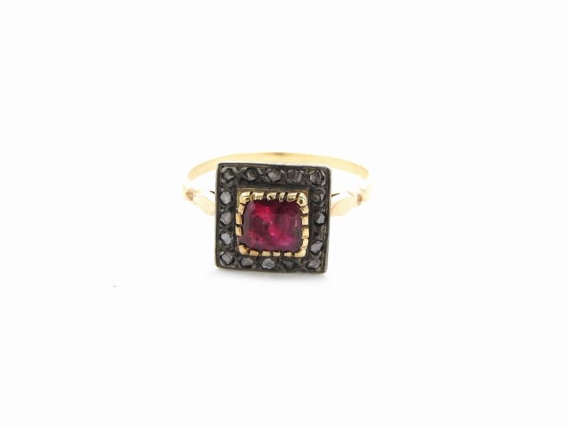 Anello in Oro Giallo e Argento con Diamanti e Rubino