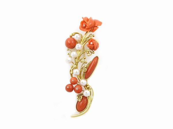 Yellow gold brooch with diamonds, cultured pearls and red orange corals  - Auction Antique jewelry and watches - Maison Bibelot - Casa d'Aste Firenze - Milano