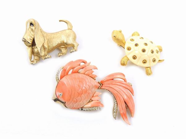 Lot of animalier brooches in gilded metal and resin