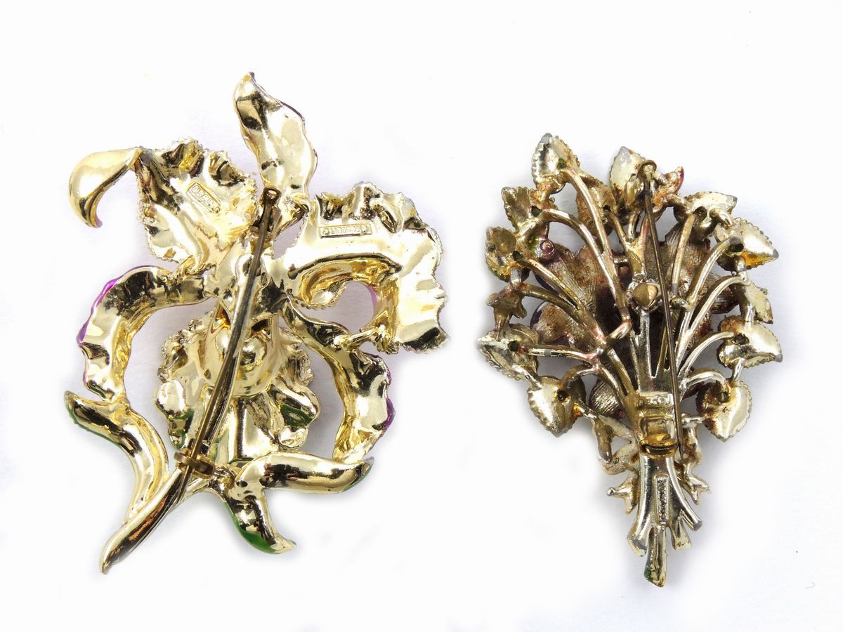 Due Spille Floreali in Metallo Dorato e Smalti, Exquisite