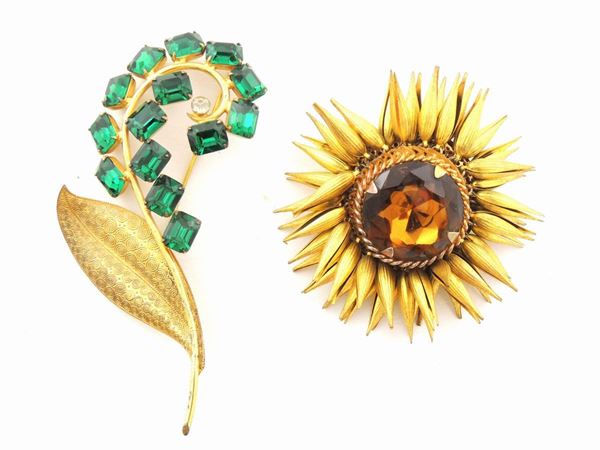 Two floral brooches in sterling silver, gilt metal and crystals