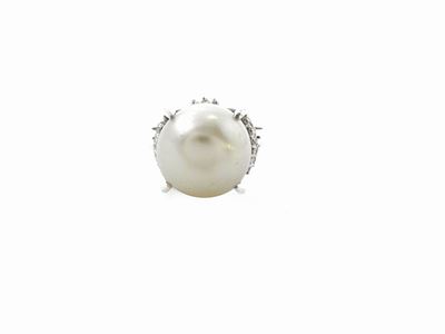 Anello in Platino 900/1000 con Diamanti e Perla Coltivata South Sea Bianca