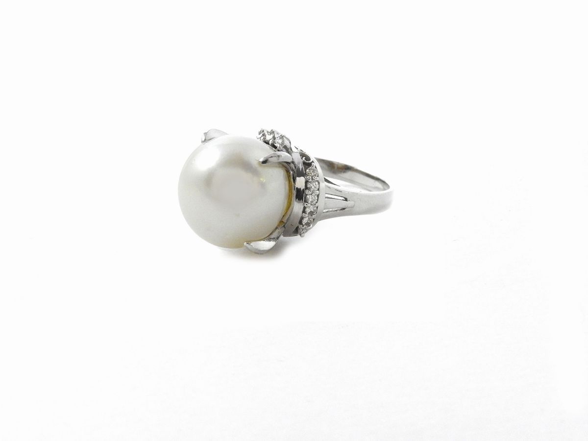 Anello in Platino 900/1000 con Diamanti e Perla Coltivata South Sea Bianca