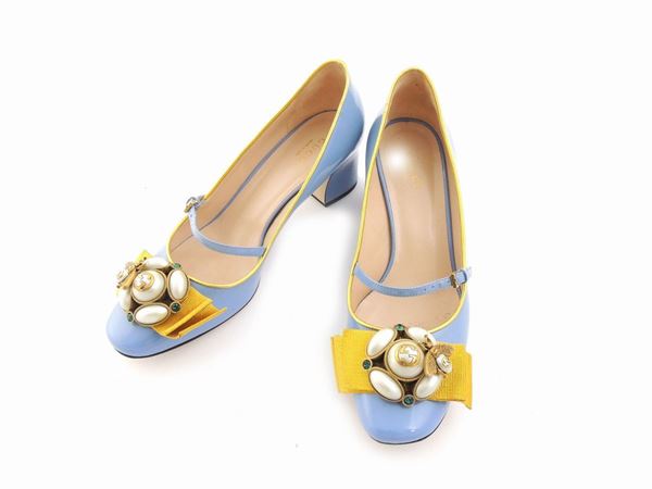 Paio di décolleté in vernice azzurra, Gucci