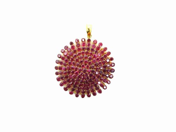 Yellow gold pendant with rubies