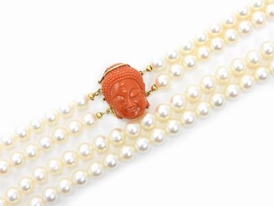 Collana Due Fili di Perle Coltivate Akoja con Fermezza in Oro Giallo e Corallo Rosso Inciso