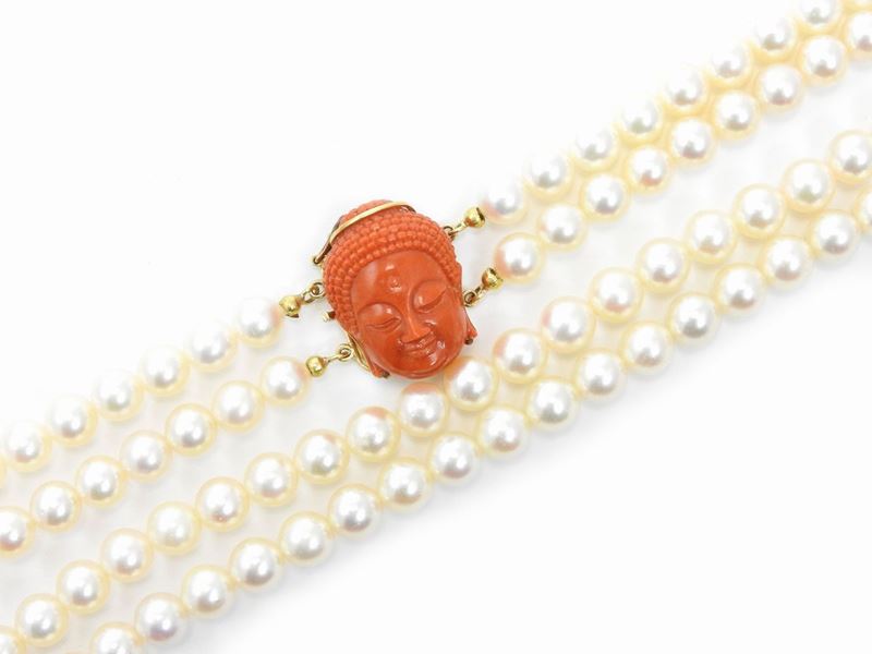 Collana Due Fili di Perle Coltivate Akoja con Fermezza in Oro Giallo e Corallo Rosso Inciso