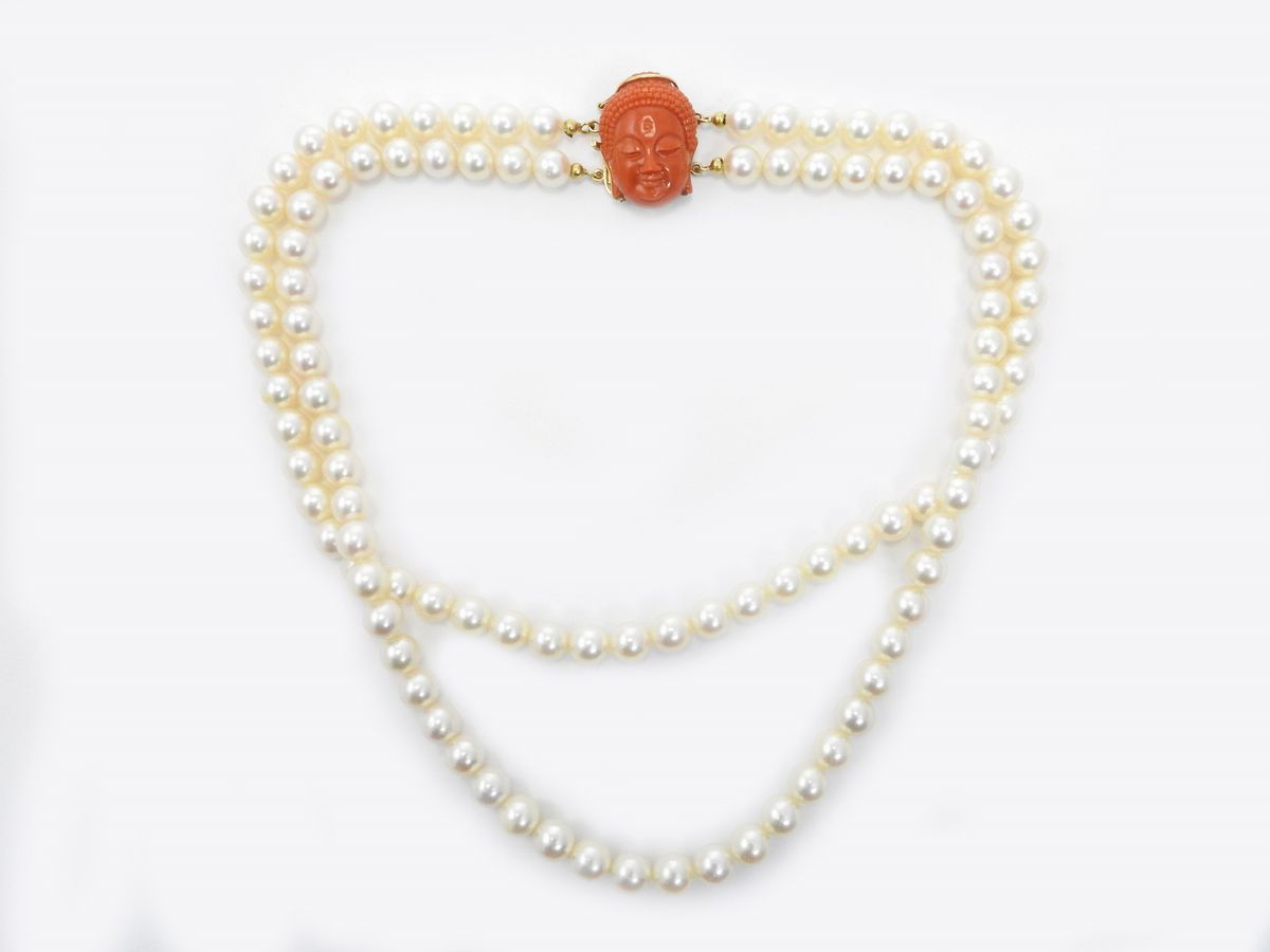 Collana Due Fili di Perle Coltivate Akoja con Fermezza in Oro Giallo e Corallo Rosso Inciso