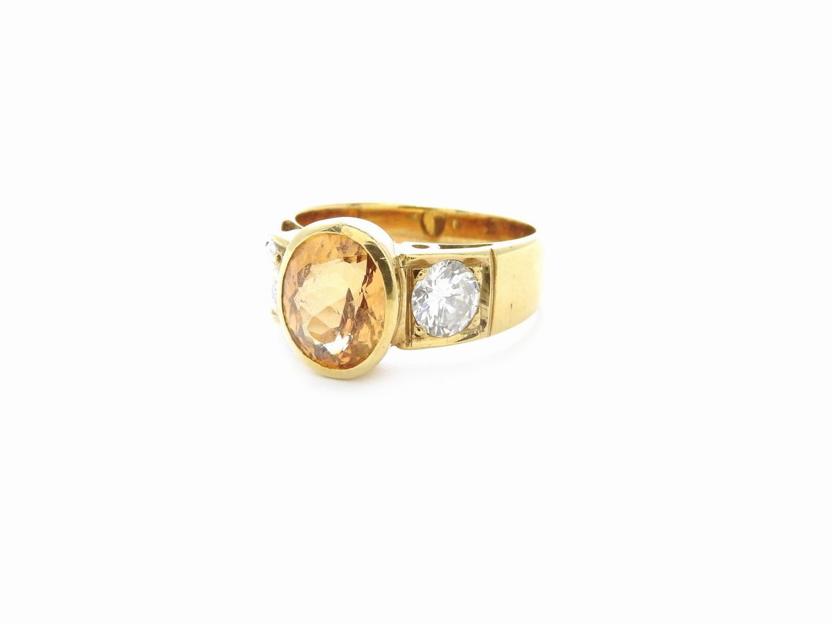 Anello in Oro Giallo con Diamanti e Topazio Imperiale