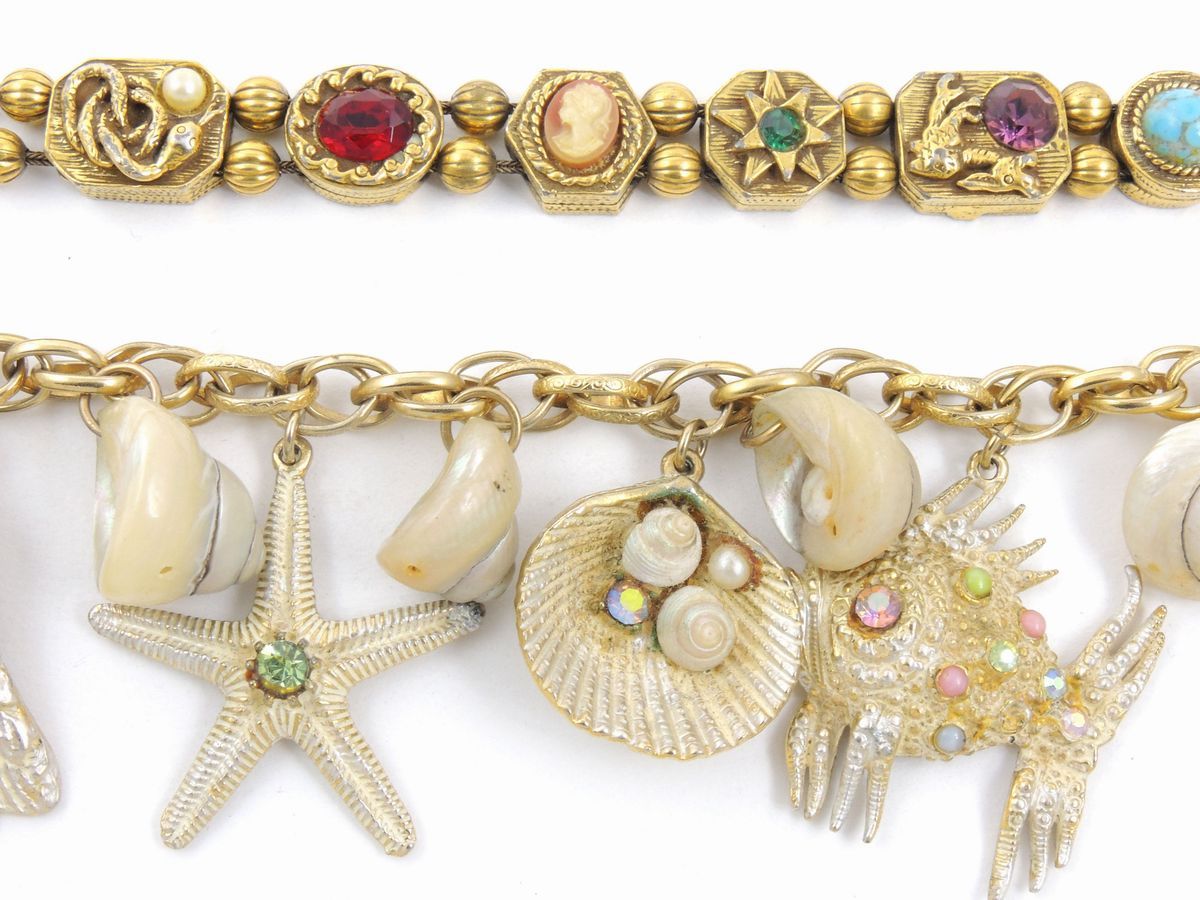 Due Bracciali in Metallo Dorato, Strass e Resina