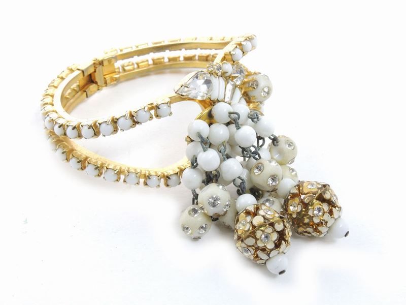 Bracciale Rigido in Metallo Dorato, Strass, Vetro e Smalti, Hattie Carnegie