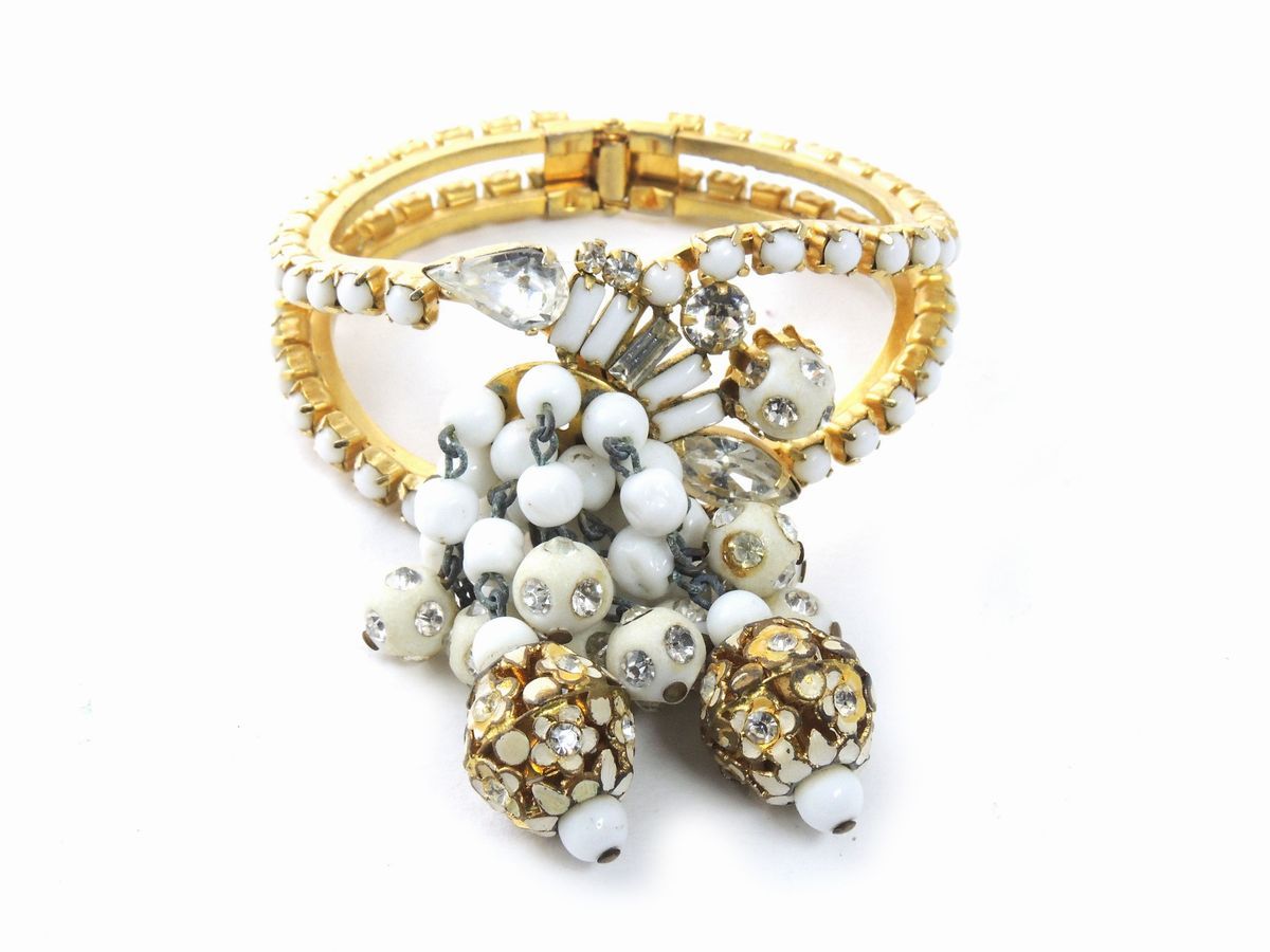 Bracciale Rigido in Metallo Dorato, Strass, Vetro e Smalti, Hattie Carnegie