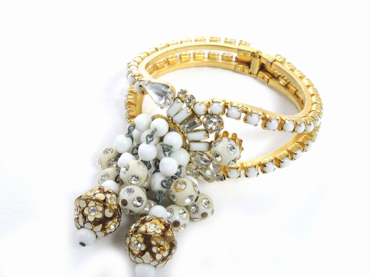 Bracciale Rigido in Metallo Dorato, Strass, Vetro e Smalti, Hattie Carnegie