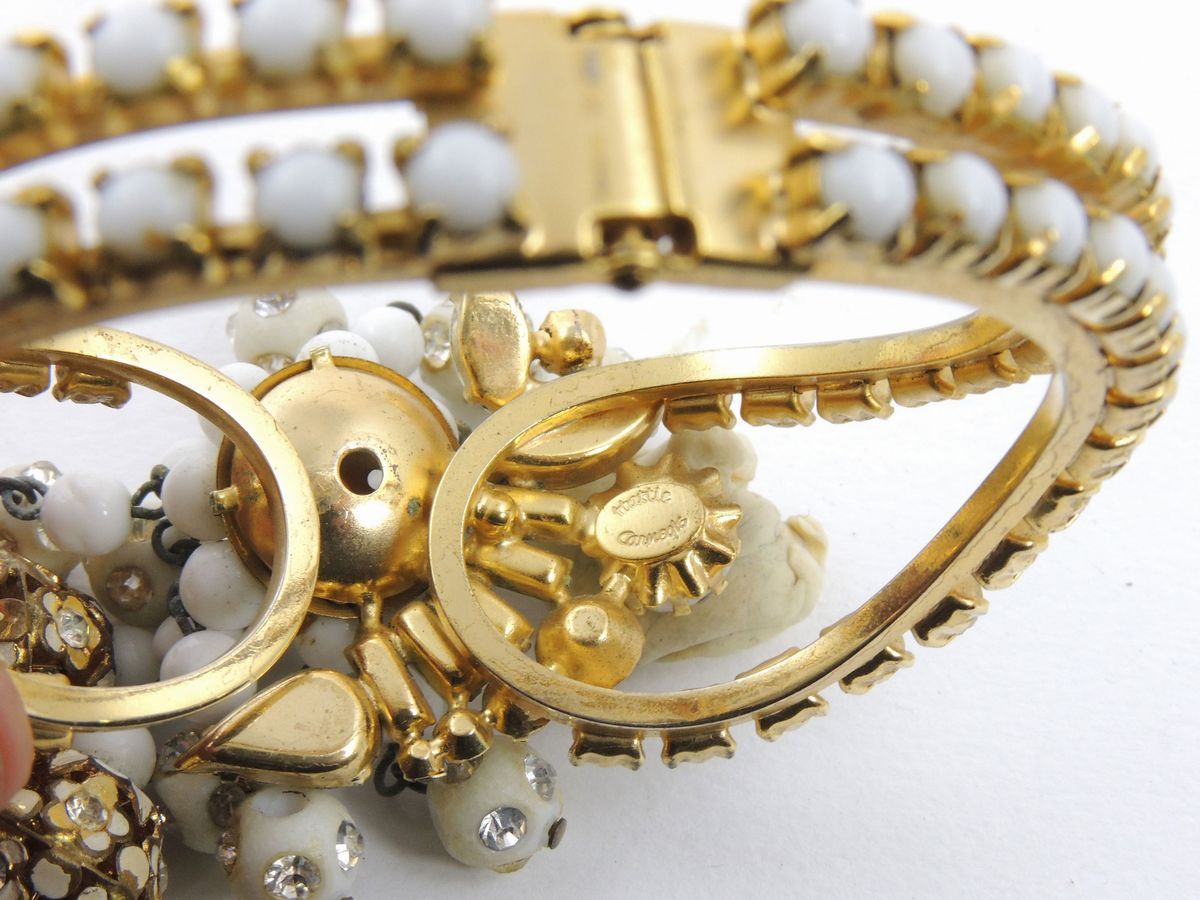 Bracciale Rigido in Metallo Dorato, Strass, Vetro e Smalti, Hattie Carnegie