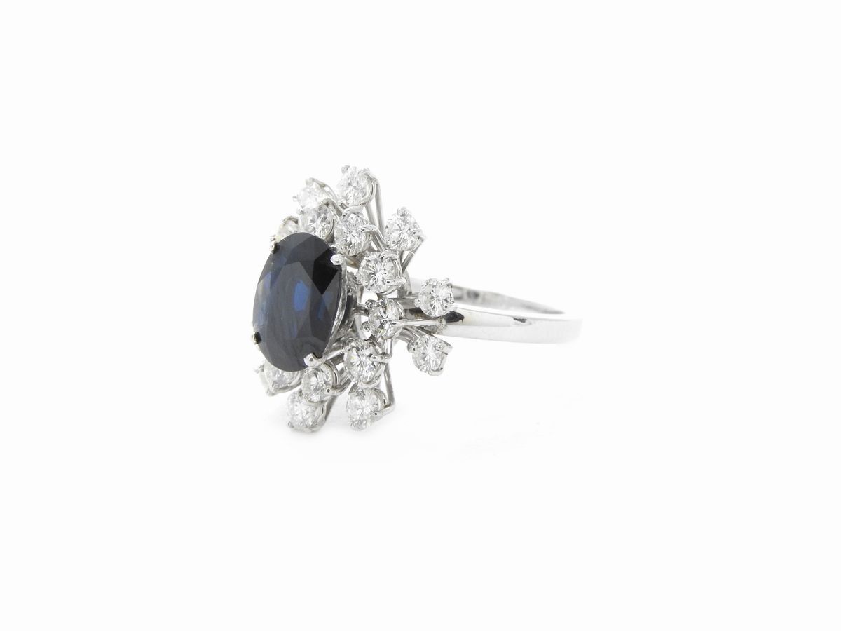 Anello in Oro Bianco con Diamanti e Zaffiro