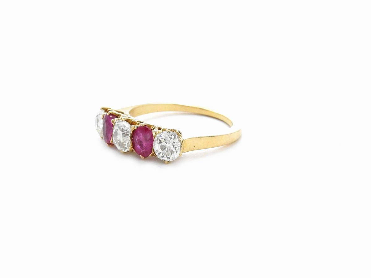 Anello in Oro Giallo con Diamanti e Rubini
