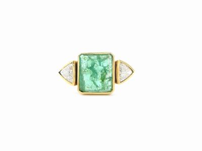 Anello in Oro Giallo con Diamanti e Smeraldo