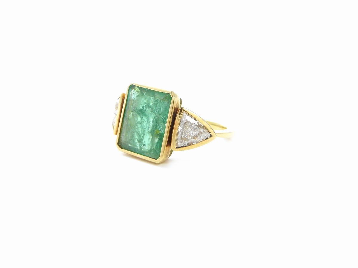 Anello in Oro Giallo con Diamanti e Smeraldo