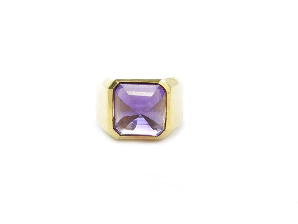 Yellow gold band ring with amethyst quartz